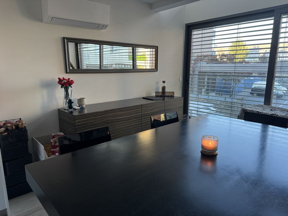 Mesa, 6 cadeiras e aparador