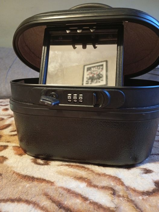 Kuferek na kosmetyki zamykany