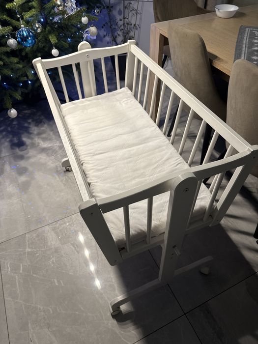 Piekna drewniana kołyska z materacem