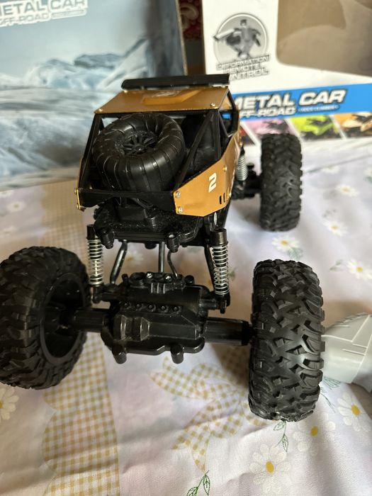 Металева машинка на пульті