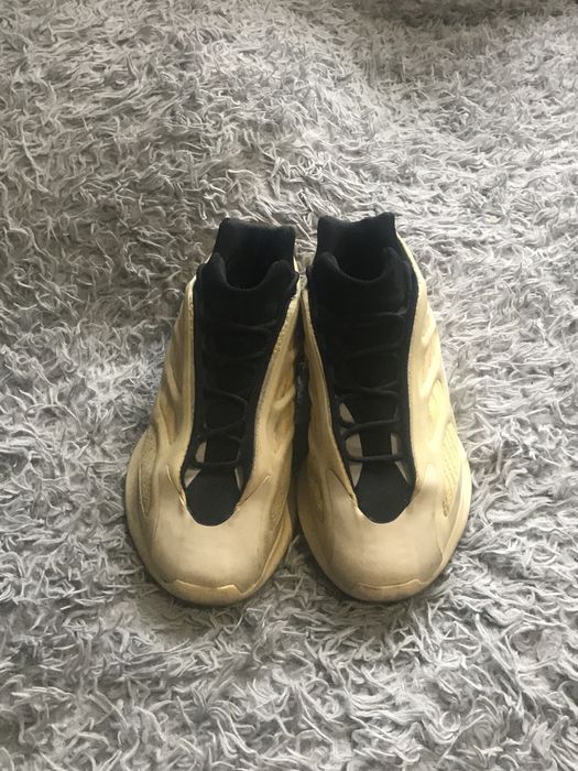 Adidas Yeezy Boost 700