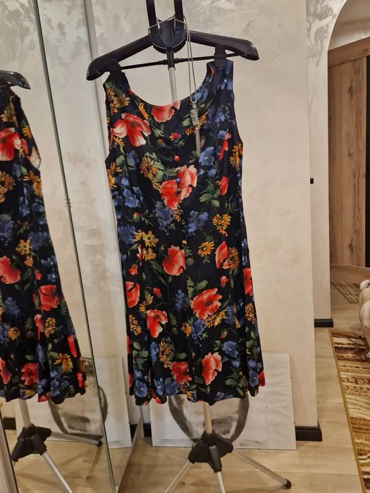 Letnia sukienka czarna w kwiaty bez rękawów