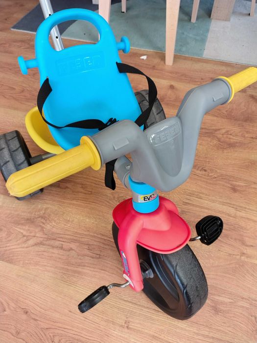 Triciclo evolutivo com pega de empurrar com cinto de segurança e pedais