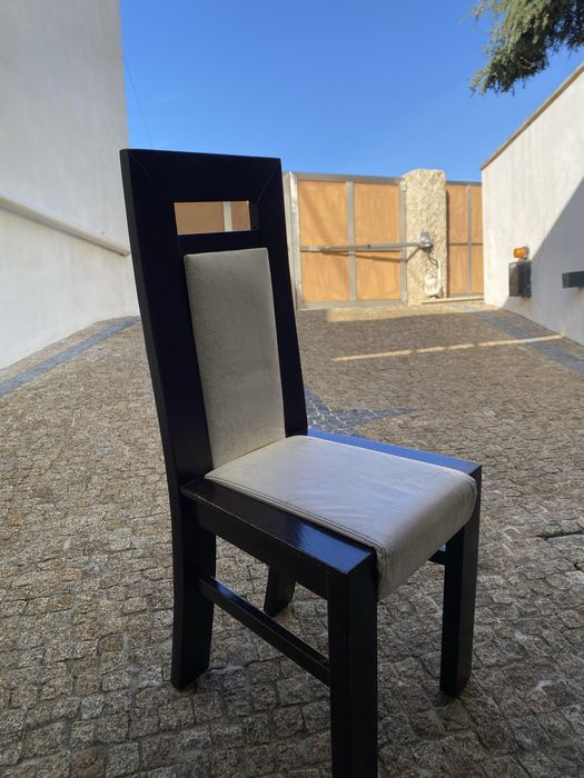 Cadeira em madeira e pele (existem 8 iguais)