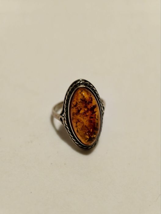 Срібне кільце с янтарем