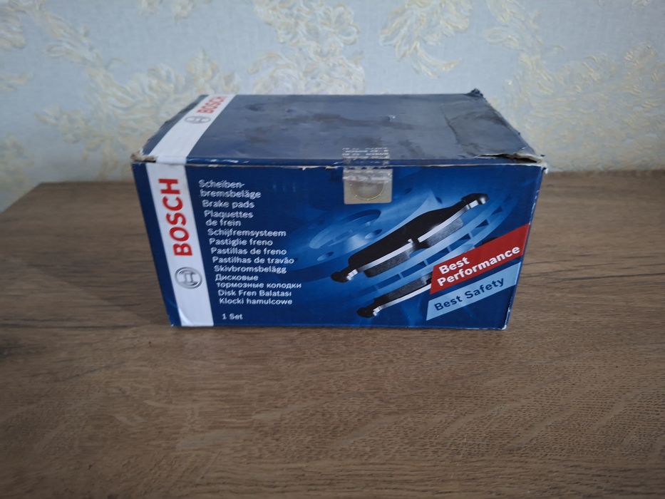 Тормозные колодки BOSCH дисковые 4 шт