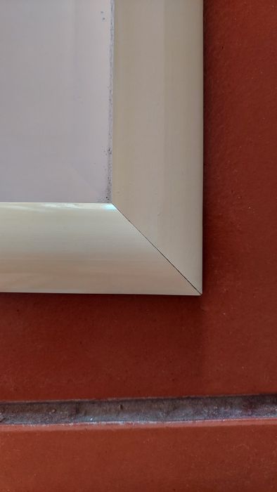 Espelho com moldura de excelente qualidade e linhas simples
