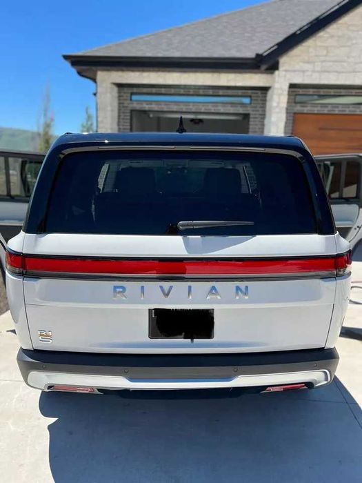2023 Rivian R1S Adventure