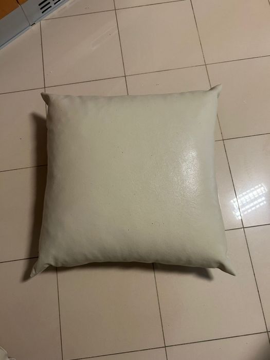 3 almofadas bege em imitação pele
