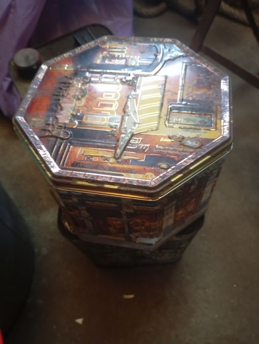 Vendo esta lata antiga muita bonita bom estado