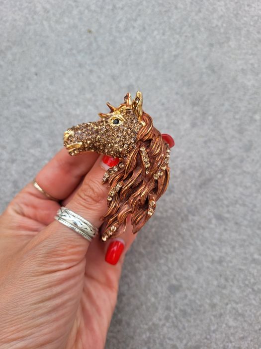 Broszka ozdobna koń