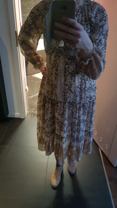 Beżowa sukienka z delikatnej tkaniny