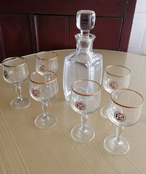 conjunto de licoreira mais copos