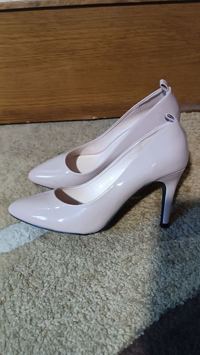 Туфлі бежеві,лакові.