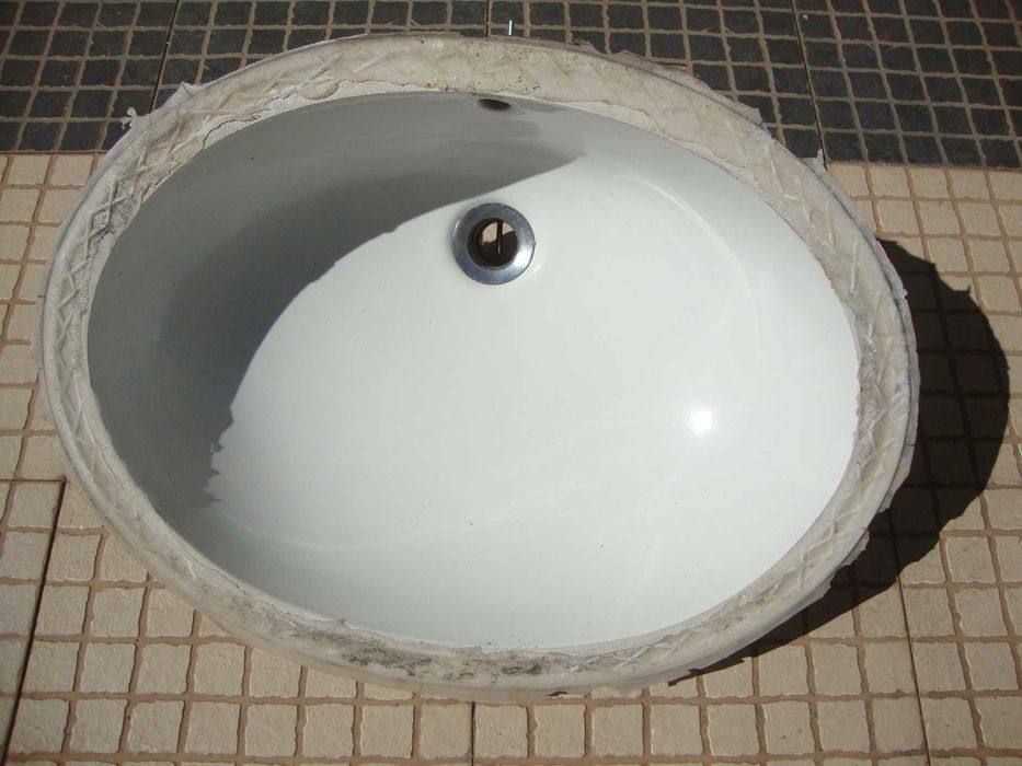 Bancada de Lavatório em Pedra com cuba, lavatório de colar por baixo
