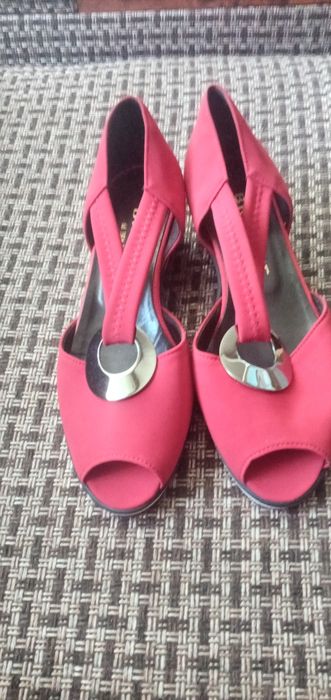 Продам новые босоножки .размер 38,5 -39