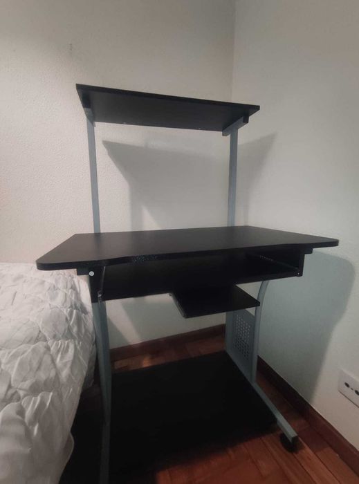 Secretária Para Computador, Pequena e Funcional - Cor Preto