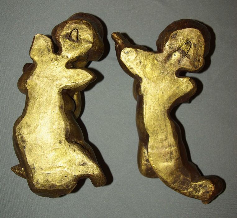 2 Anjos em gesso para pendurar com Pátina Dourado envelhecido.