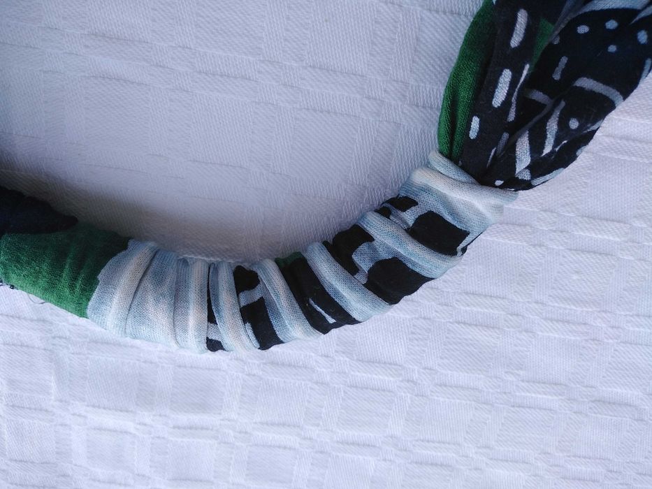Colar de tecido verde/preto/branco