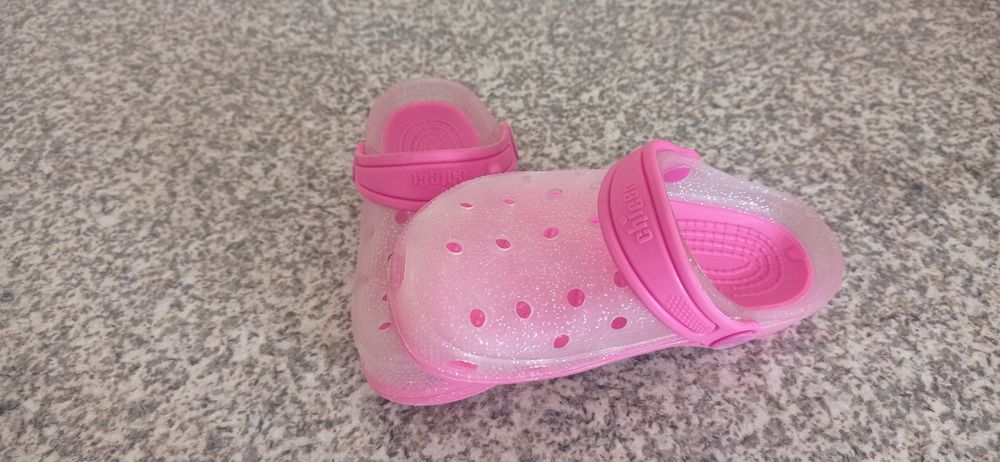 Chinelos tipo crocs da marca Chicco