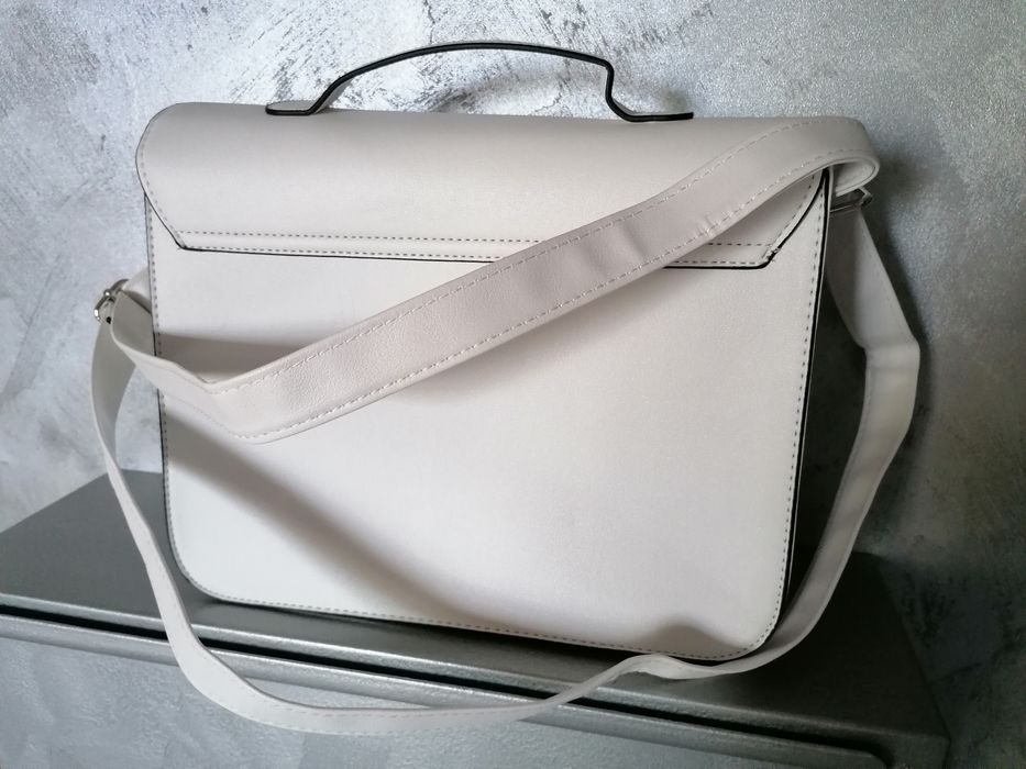 Nowa listonoszka większa z metką