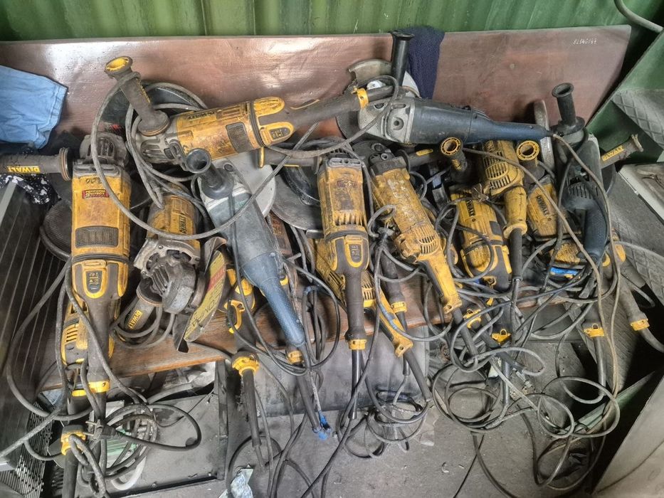 КУТОВА шліфувальна машина(болгарка 180 мм) DeWalt DWE4579