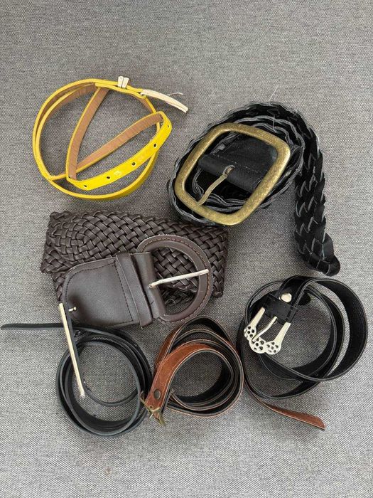 набір поясів ременів є шкіра