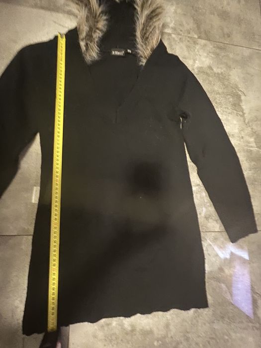 Długi sweter ze sztucznym futerkiem