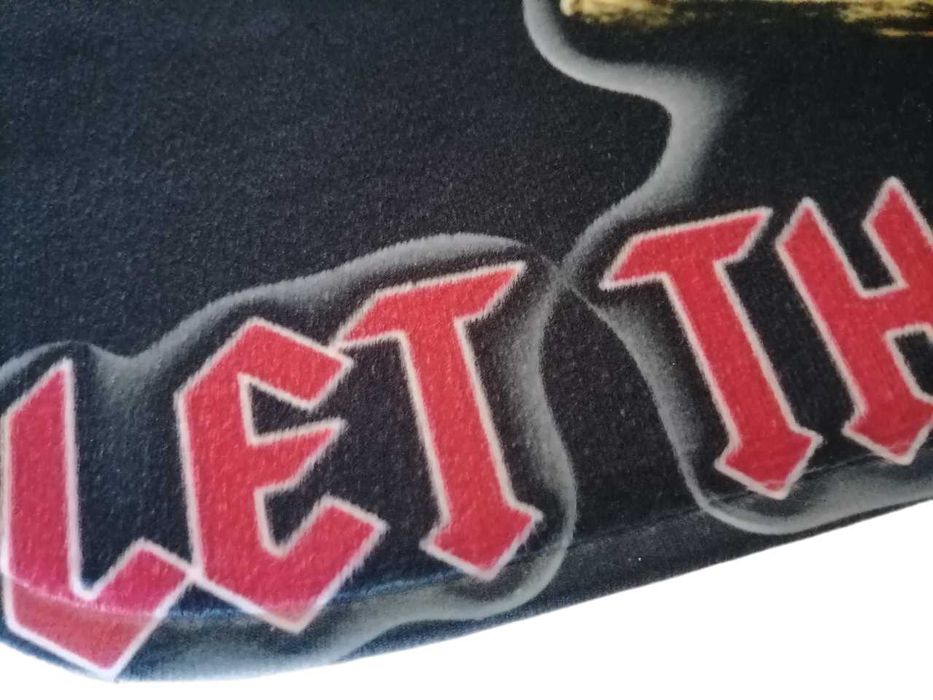 Tapetes AC/DC e Regresso ao Futuro Delorean