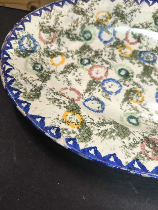 Travessa antiga, círculos coloridos