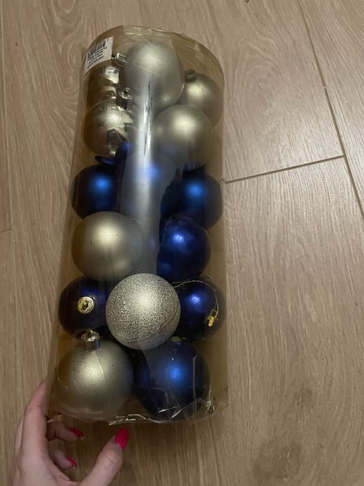 Новорічні прикраси в упаковці