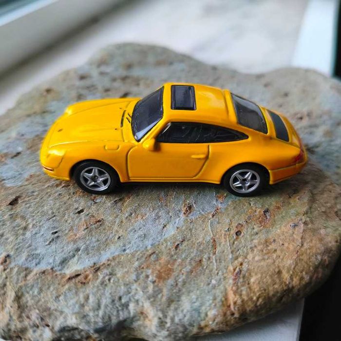 Hot Wheels Porsche Carrera 1996 com rodas alteradas