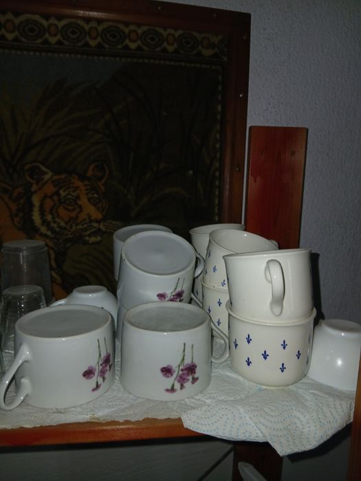 Estante com utensilios loiças canecas e afins