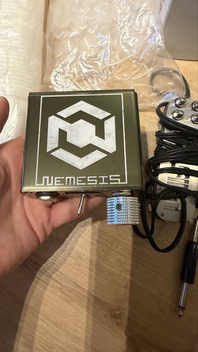 Maszynka EQUALISER do tatuowania z dodatkami.