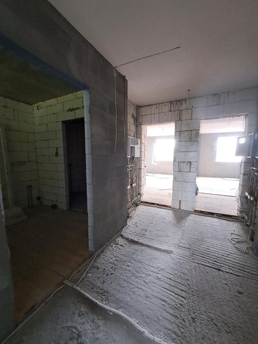 Продам приміщення на 14 квартир + гараж, поруч з метро "Берестейська"