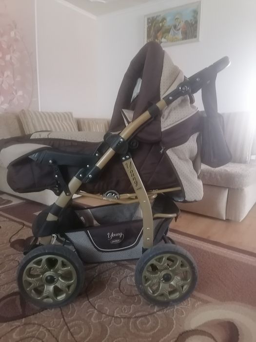 Дитячий візочок-колиска.