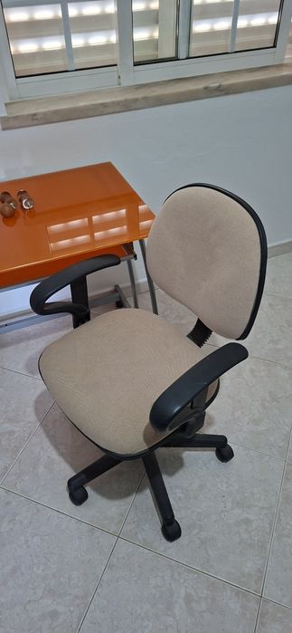 Secretária e cadeira