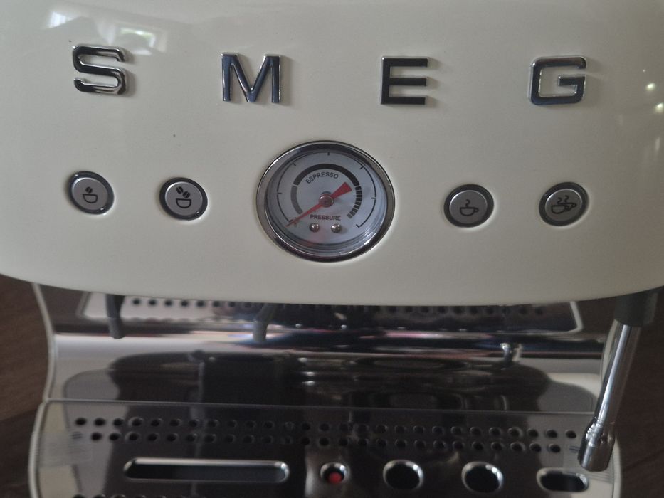Ekspres kolbowy SMEG z młynkiem i spieniaczem nowy