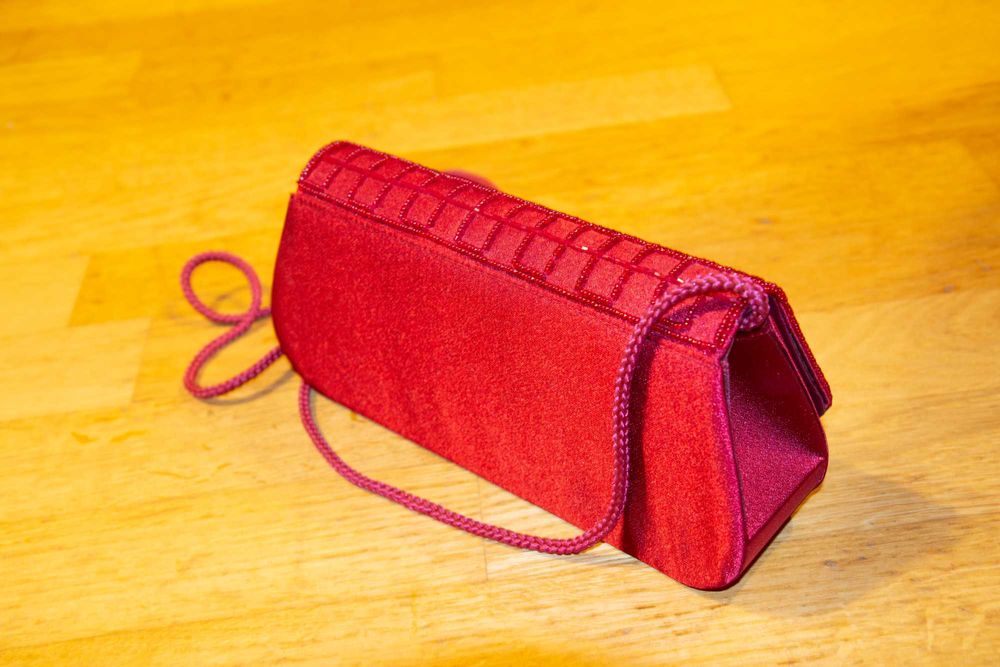 Czerwona kopertówka torebka na ramie