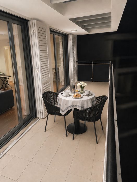 T1 anual a 600 m da Praia da Oura | 2 WC, varanda e AC