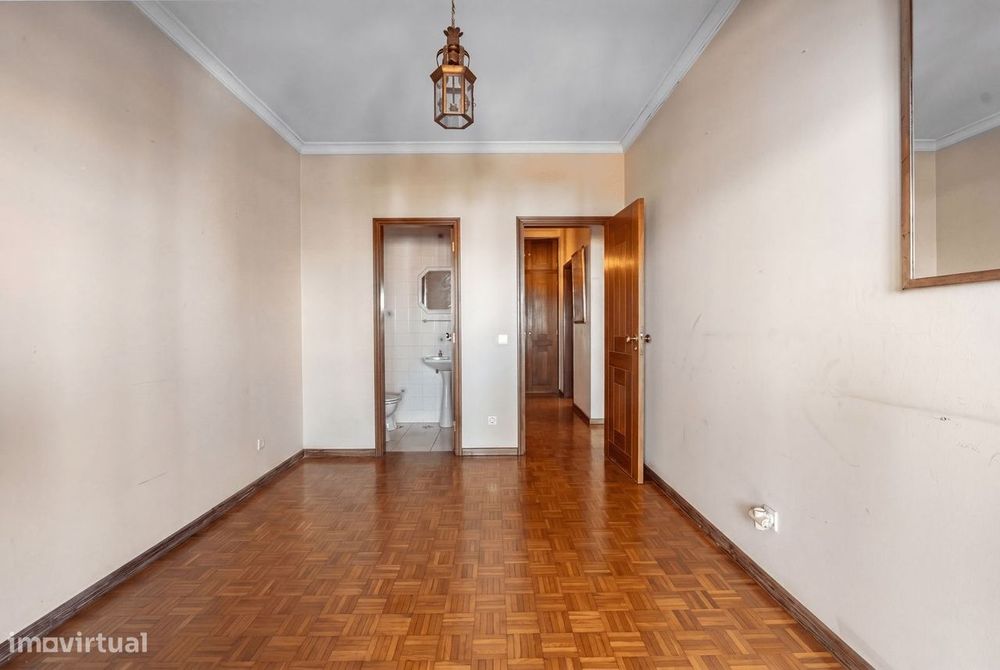 Apartamento T5 com estacionamento, Quinta das Palmeiras, Oeiras