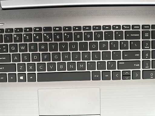 Laptop HP 250 G7 | i3 10-gen / 8GB RAM / SSD 256GB / Win 11 / LibreOffice / Pudełko (2)
