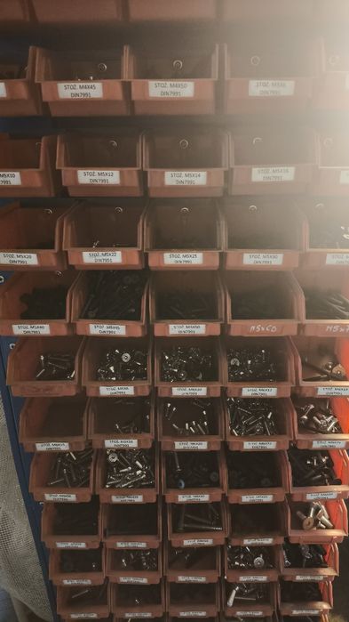 Szafa narzędziowa wyposażona śruby wszystkie rozmiary kuwety