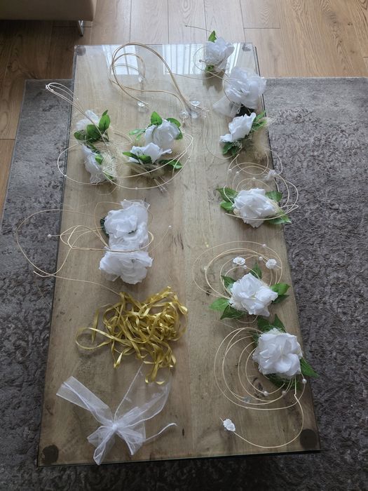 Ozdoby na auto do ślubu biale kwiaty