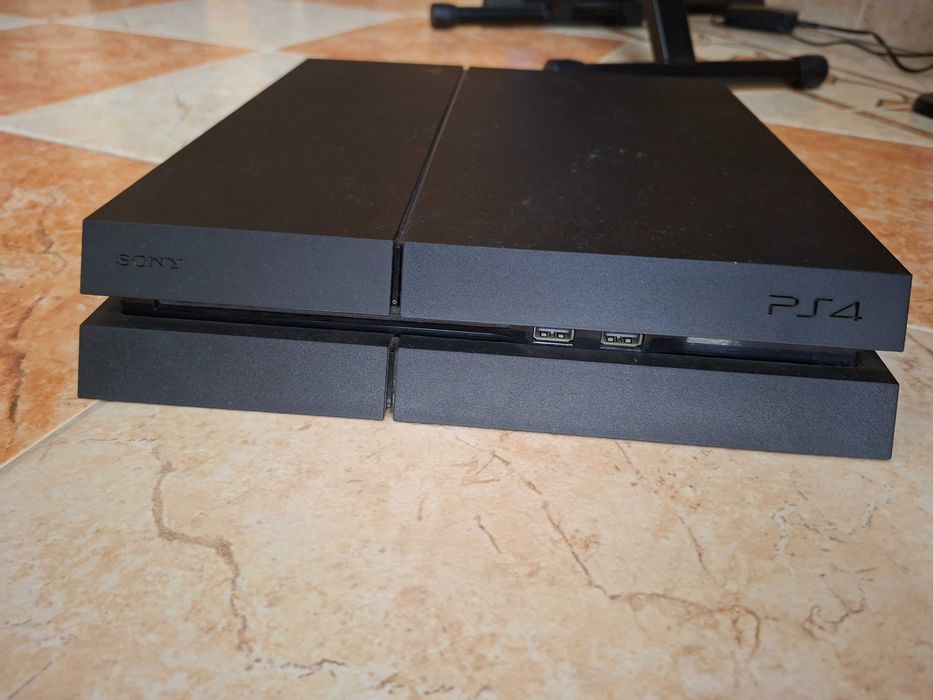 Playstation 4 500Gb com 1 comando e 4 jogos