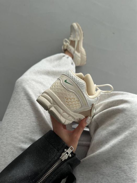 Ідеальні Жіночі спортивні кросівки NIKE ZOOM VOMERO 5 BEIGE ICE CREAM