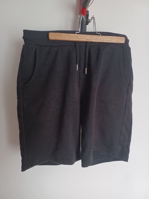 Czarne krotkie spodenki