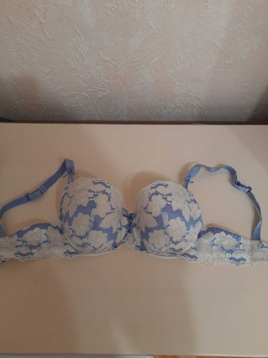 Лот лівчиків бюстгалтерів