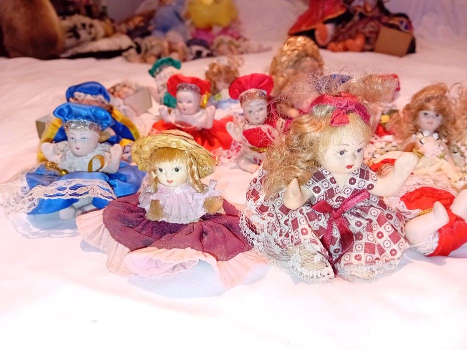 Conjunto de 17 Bonecas Pequenas  em  Porcelana
