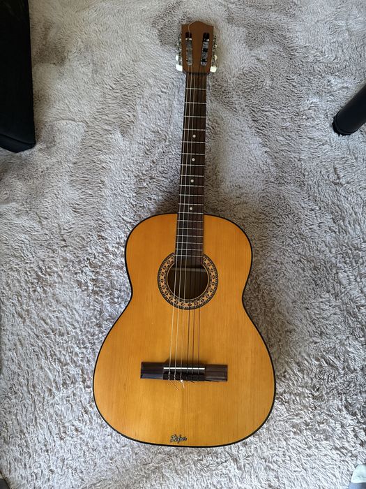 Hofner класична гітара + нейлонові струни